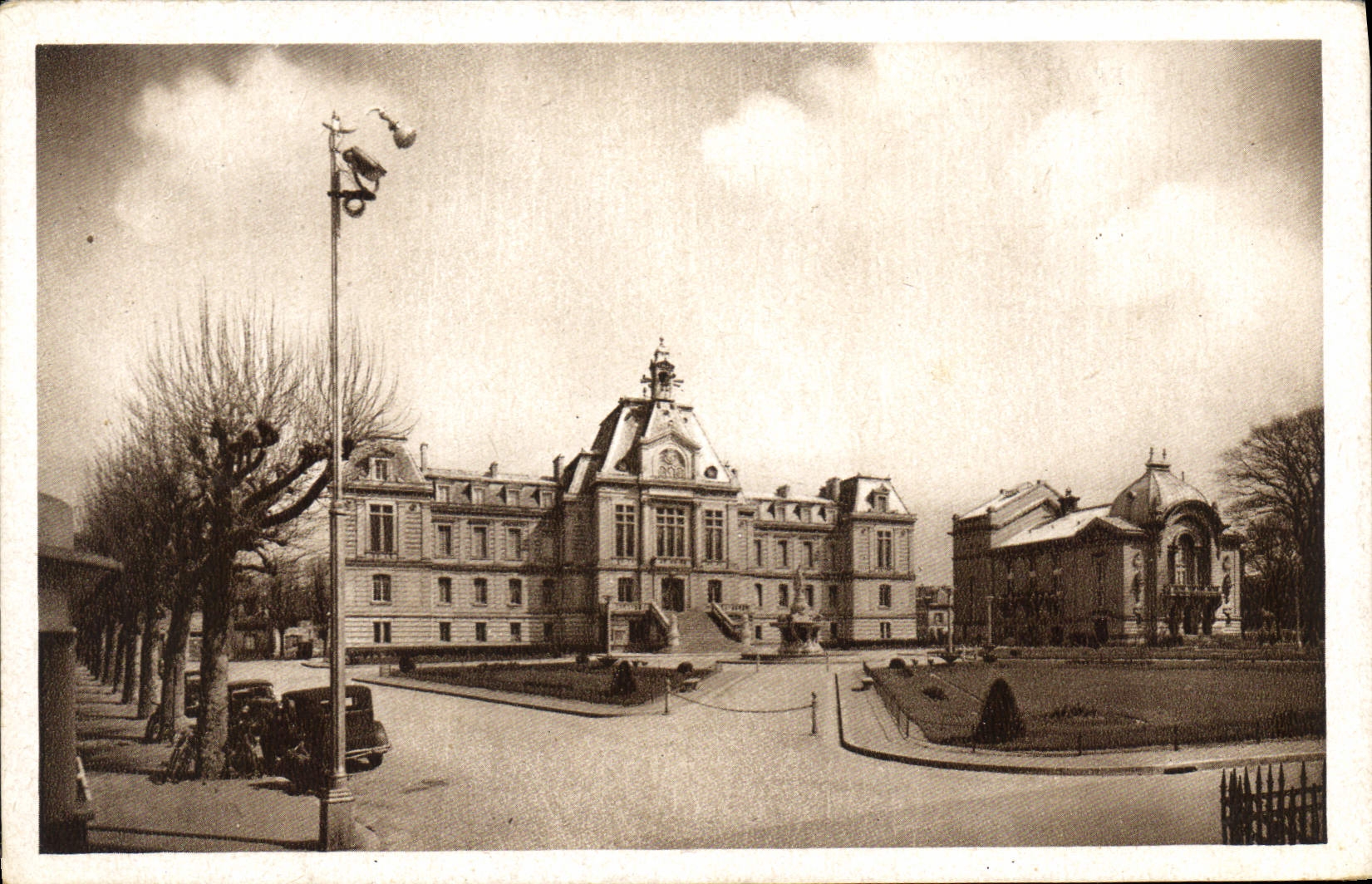 Évreux (Eure) — L'Hôtel de Ville et le Théâtre — Édit. d'Art Belfrance, Caen