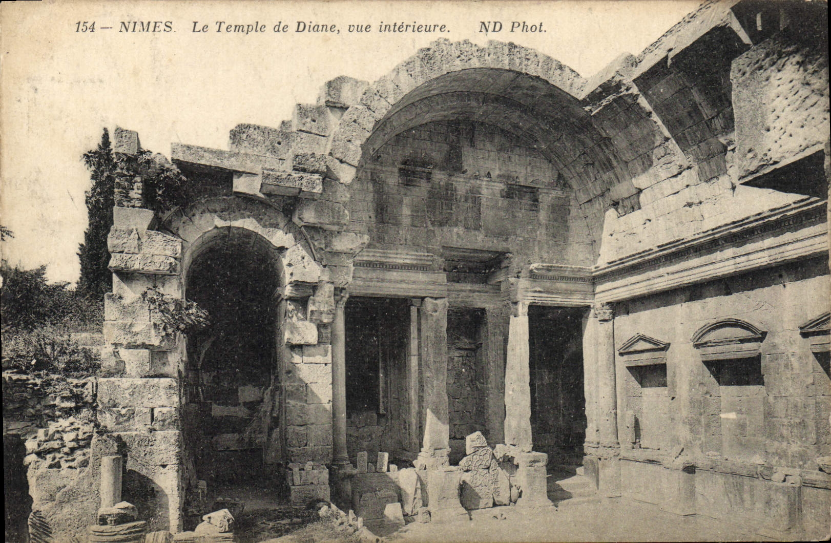 Nîmes. Le Temple de Diane, vue intérieure — ND Phot. — n° 154