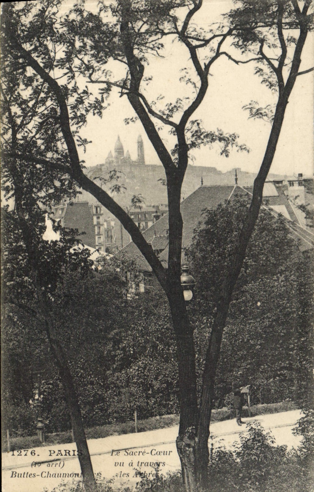CPA Paris arrt Buttes Chaumont le Sacre Coeur vu a travers  les arbres Buttes Chaumont