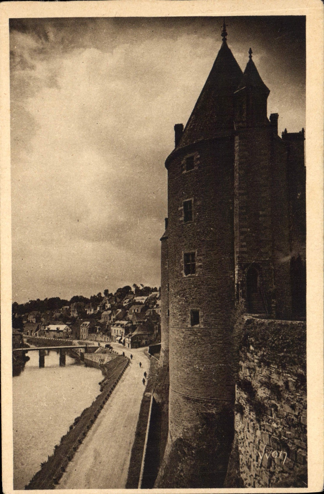 Josselin (Morbihan) — Le château pittoresque au bord de l'Oust — Yvon