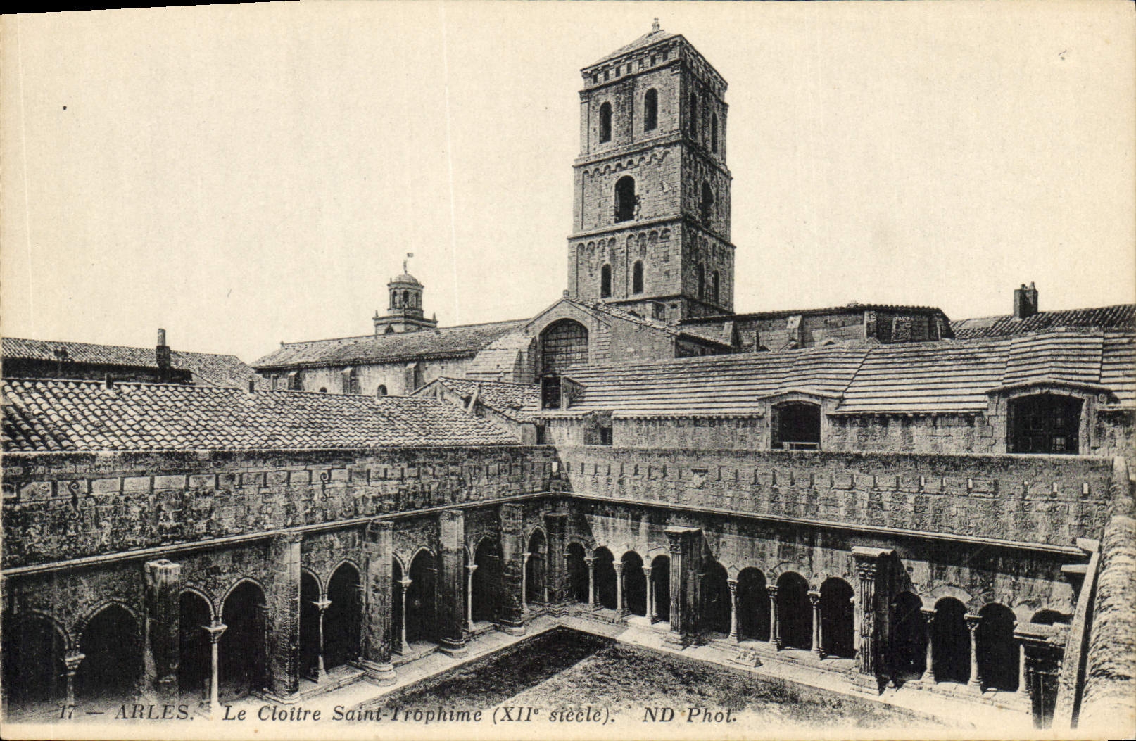 CPA Arles le Cloitre Saint Trophime XII siecle 