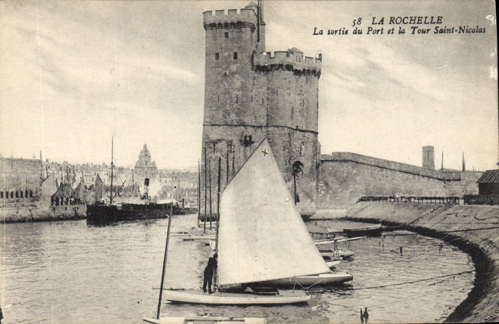 CPA La Rochelle la Sortie du Port et la Tour Saint Nicolas Bateaux