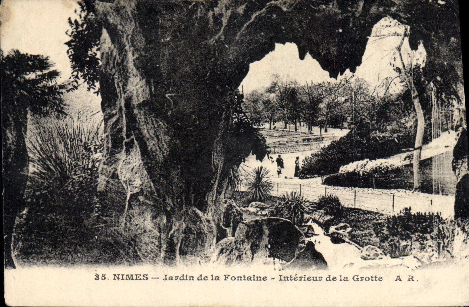 Nîmes — Jardin de la Fontaine — Intérieur de la Grotte — A.R. — n°35
