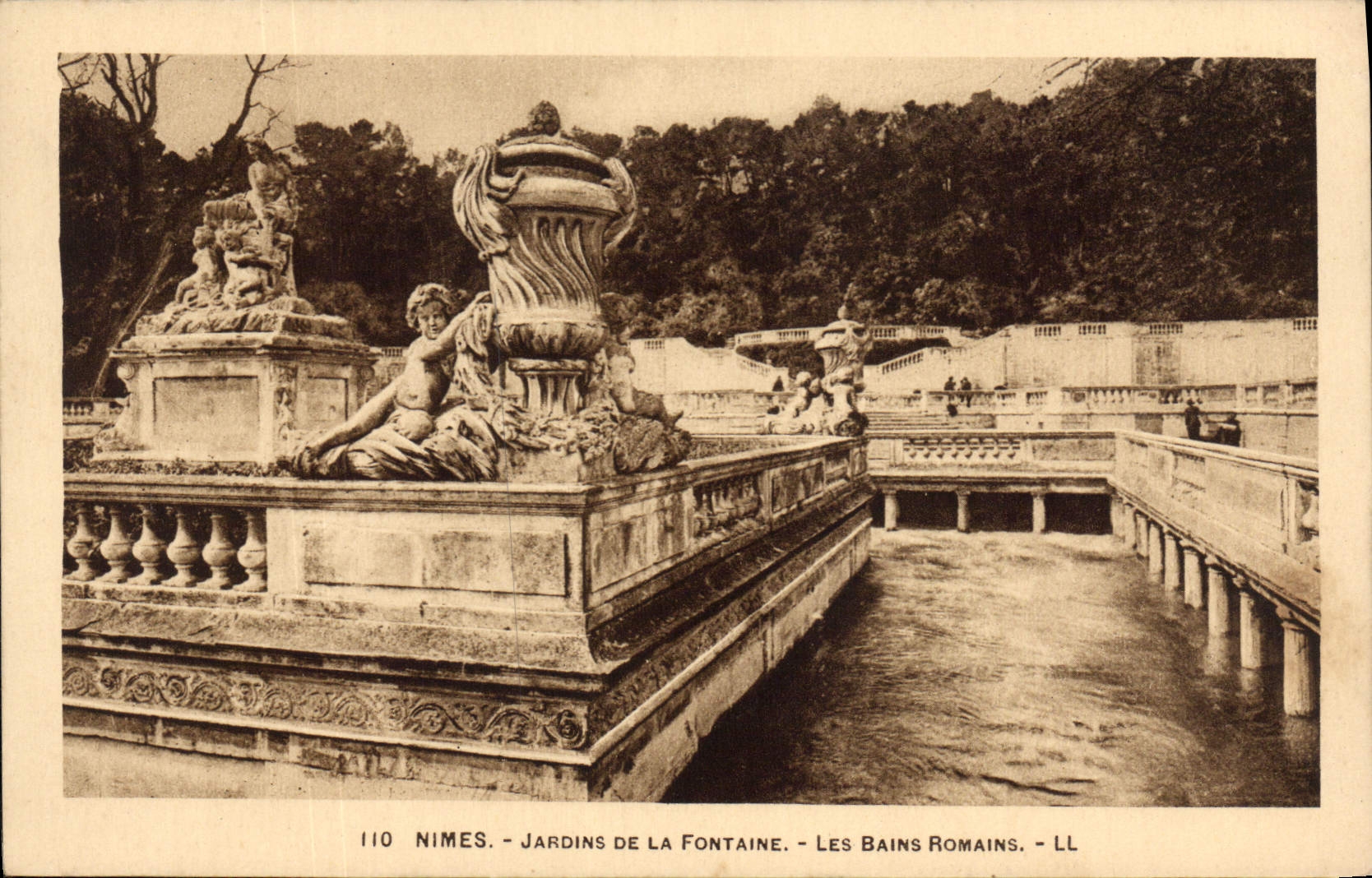 Nîmes - Jardins de la Fontaine - Les Bains Romains - LL