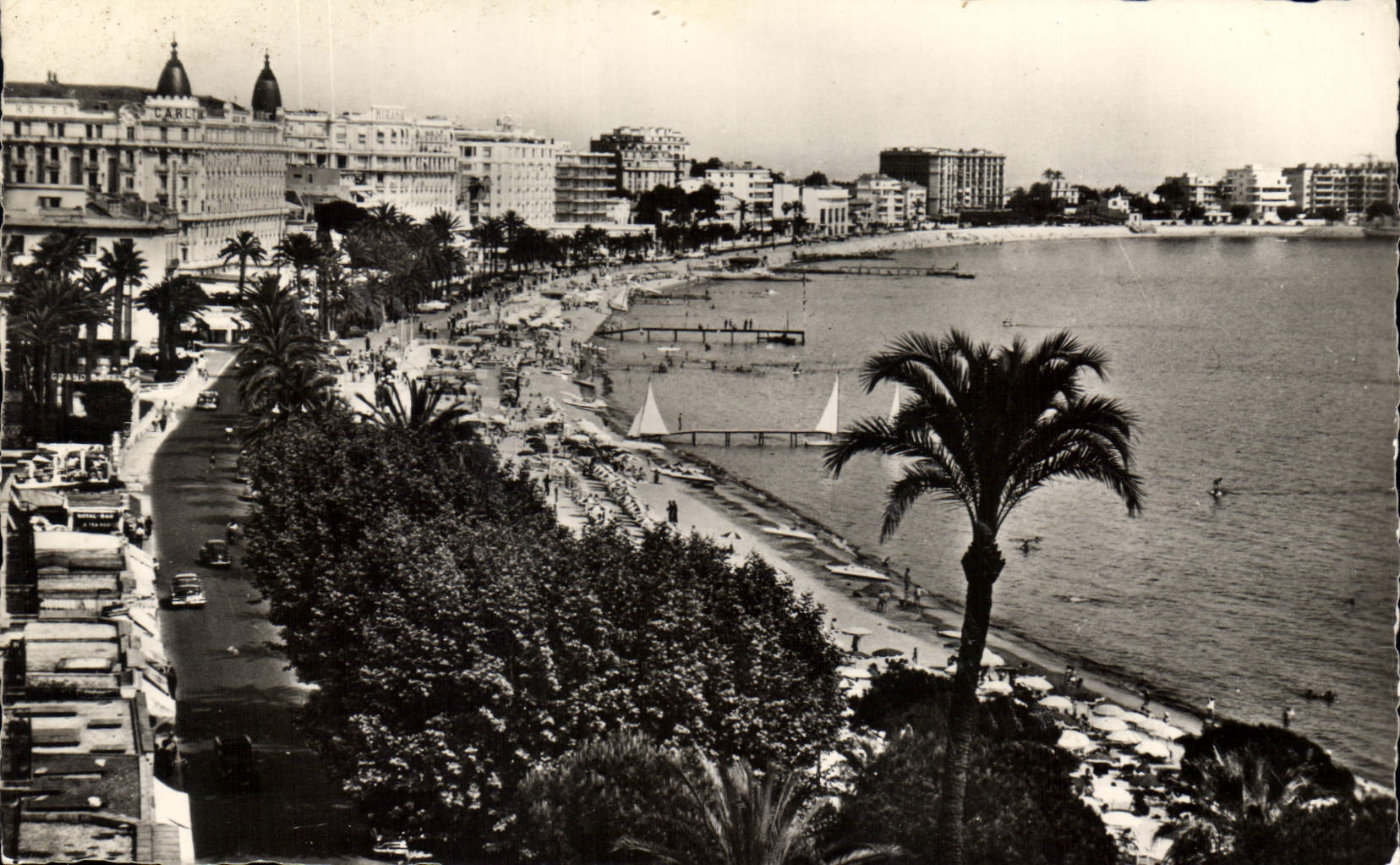 Cannes — Les Grands Hôtels, la Croisette et la Plage — CPA n°144.05