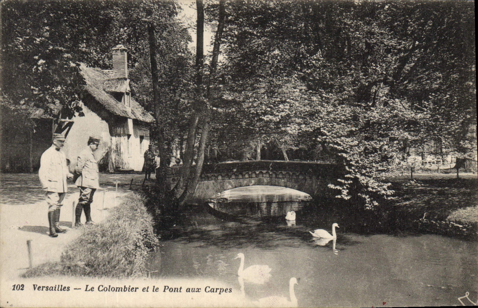 CPA Versailles le Colombier et le Pont aux Carpes 