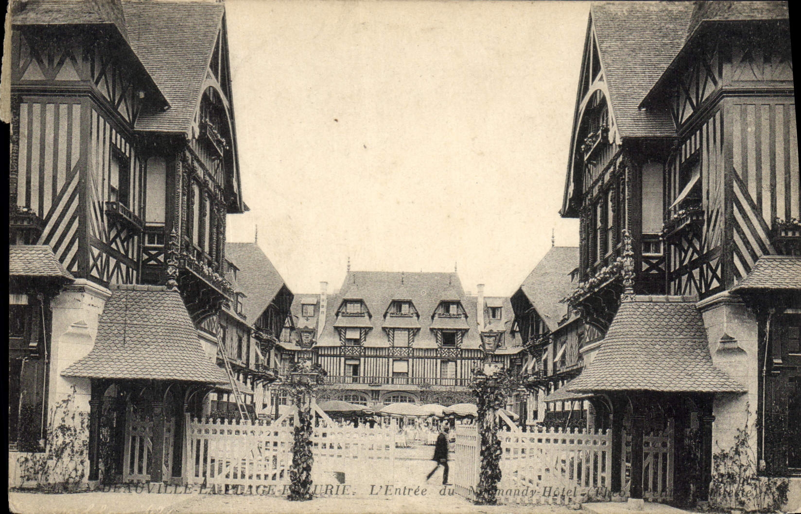 Deauville-la-Forêt - L'Entrée du Normandy-Hôtel — éditeur non identifié, n° de série non visible