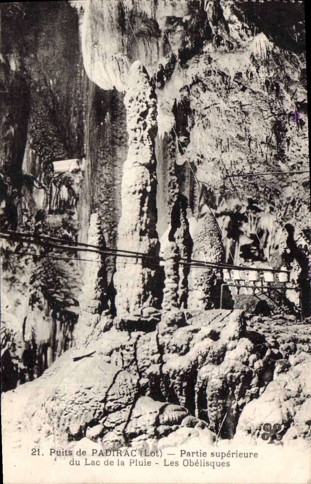 Puits de PADIRAC (Lot) — Oberer Teil des Sees der Regen — Die Obelisken