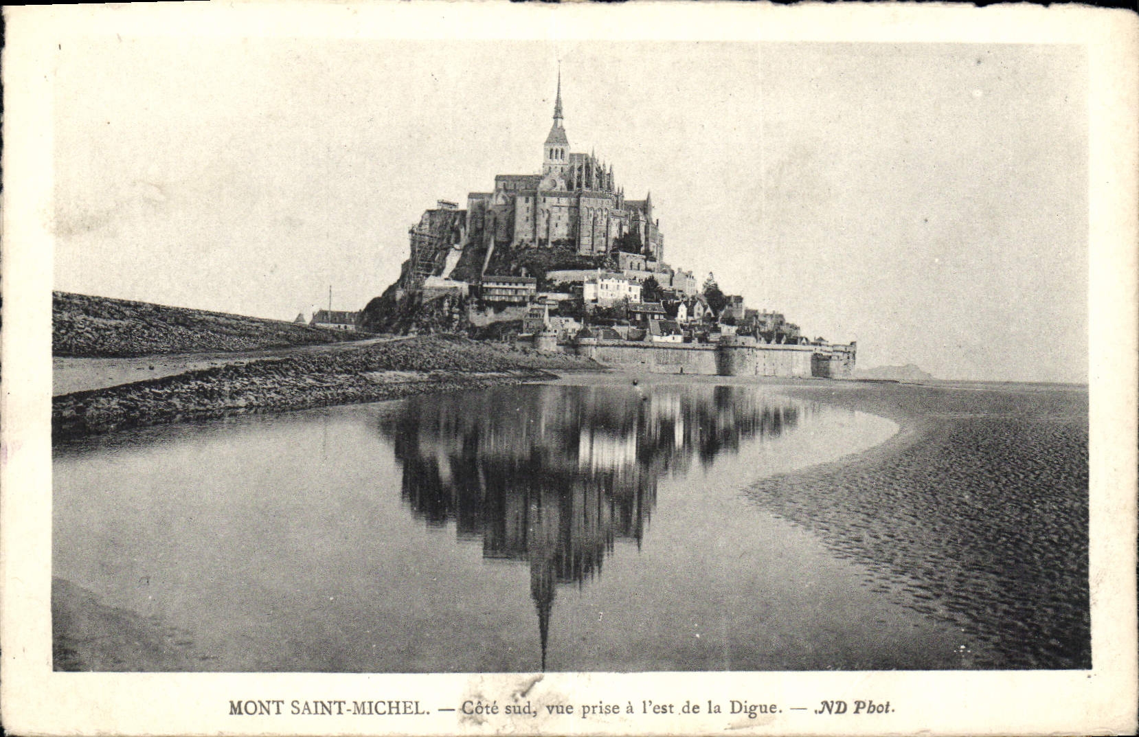 CPA Mont Saint Michel Cote Sud vue prise a l'est de la Digue 