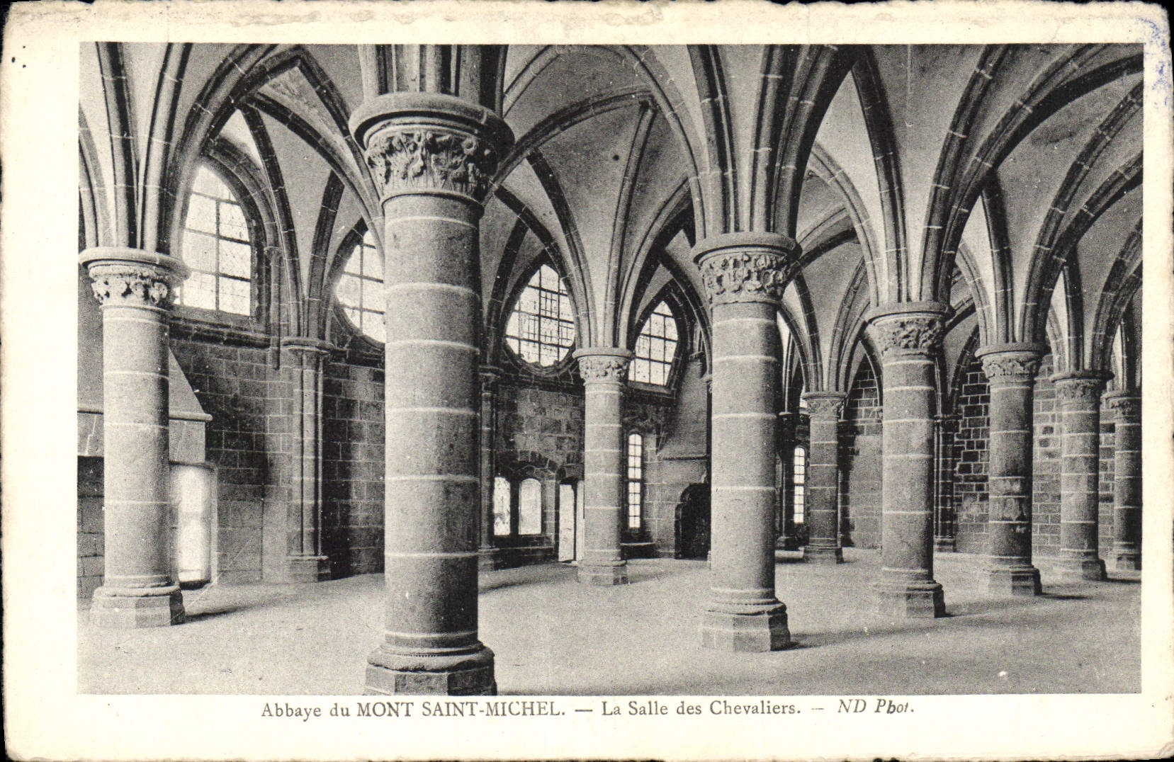 CPA Abbaye du Mont Saint Michel la Salle des Chevaliers 