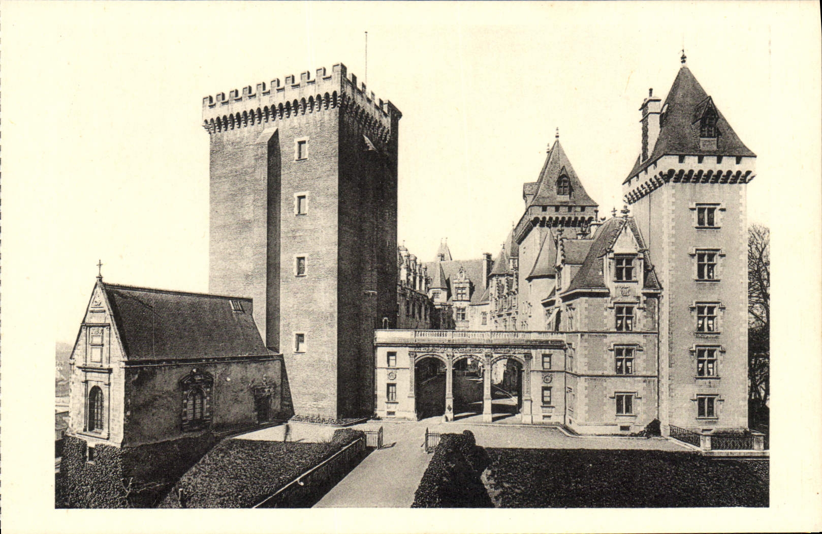 Château de Pau — Le donjon et l'entrée — Édition des Musées Nationaux