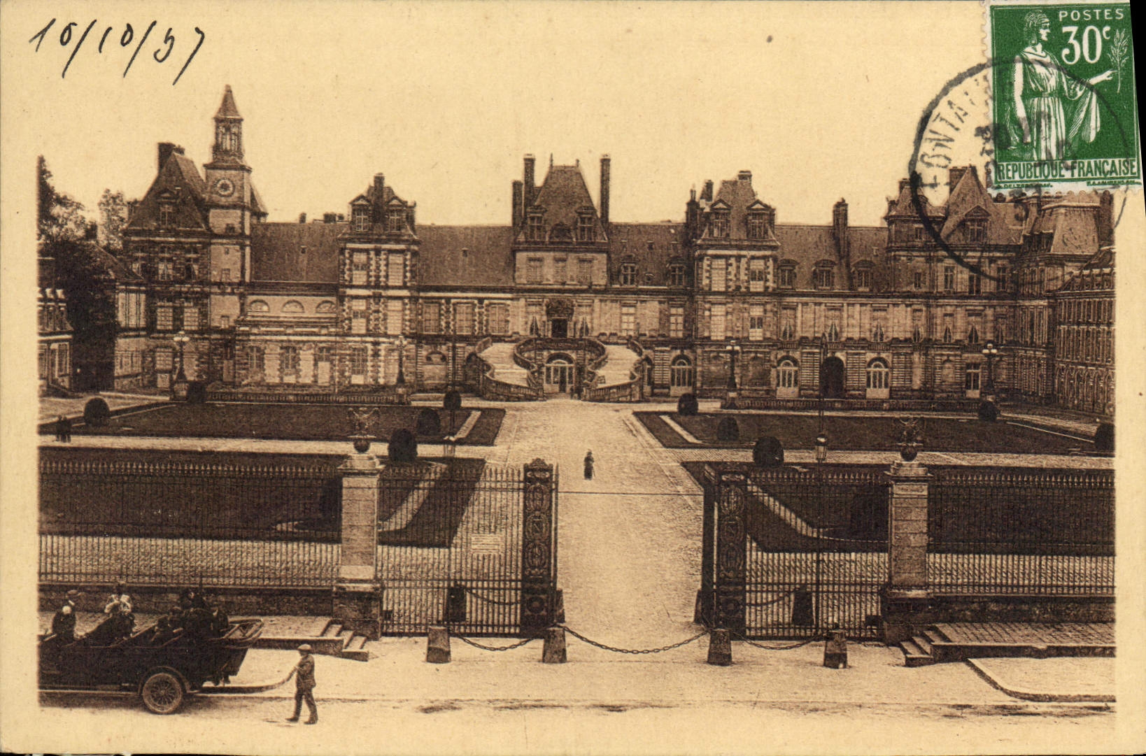 Palais de Fontainebleau — Grille d'honneur et Cour des Adieux — Éditeur non visible