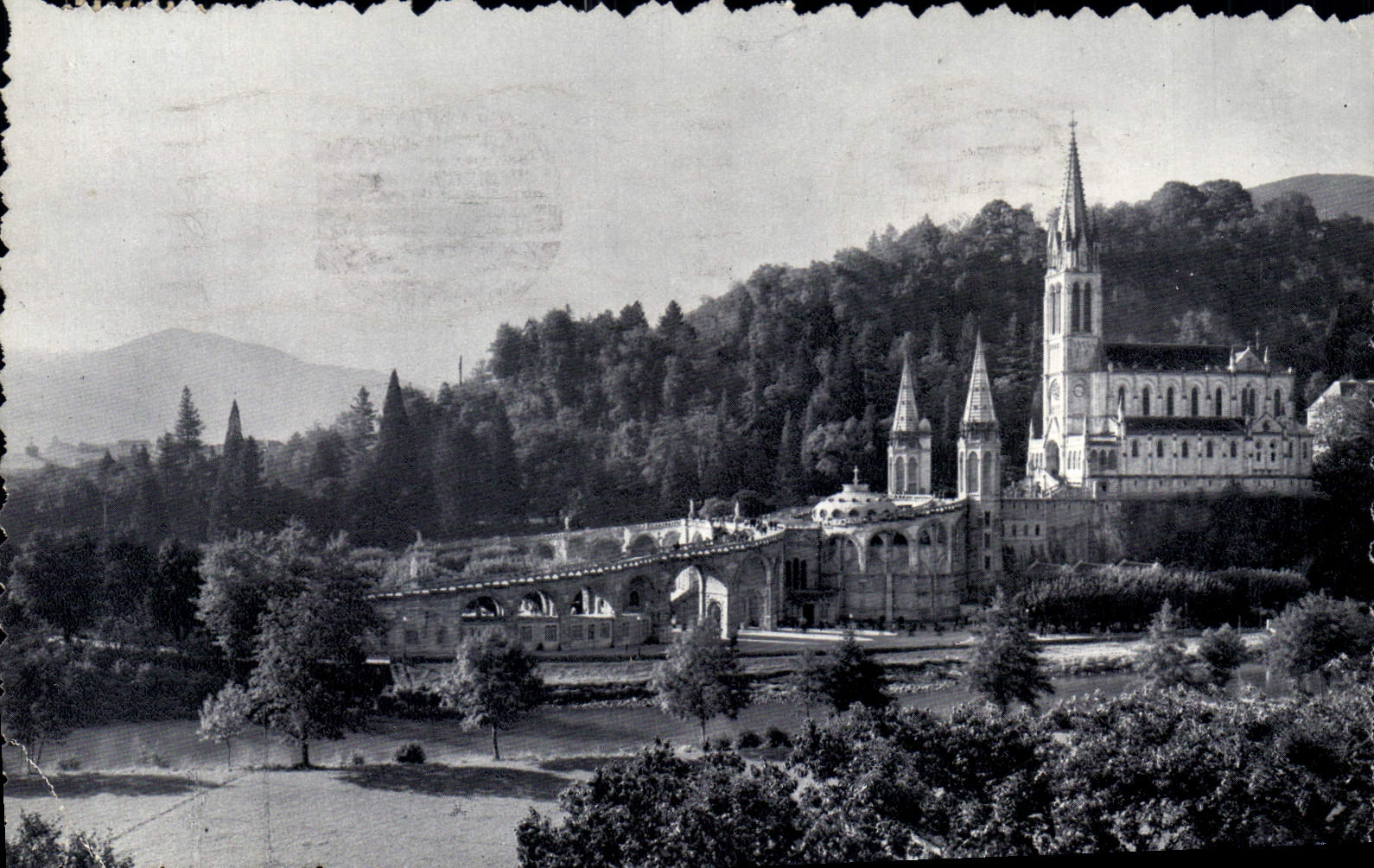 CPA Lourdes La basilique vue laterale 