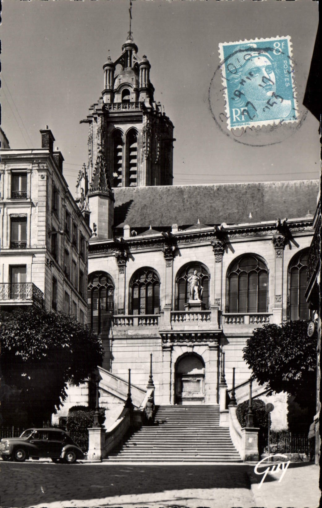 CPA Pontoise Seine et oise Cote droit de l'Eglise St Maclou au centre la statue du General Leclerc 