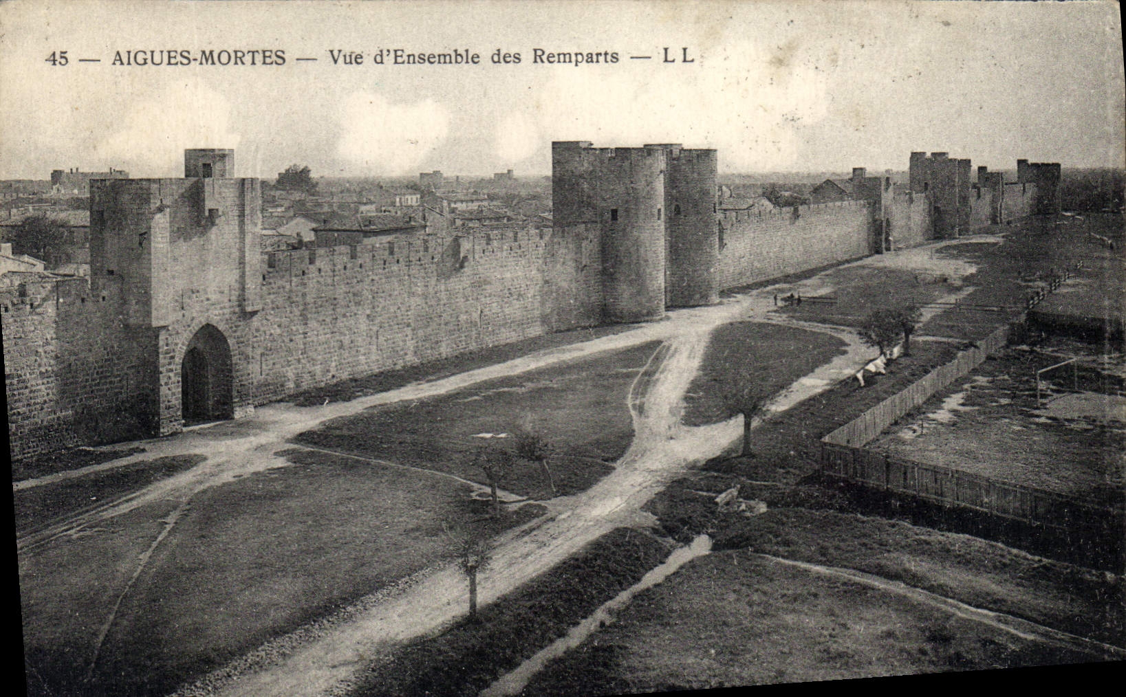 Aigues-Mortes — Vue d'Ensemble des Remparts — LL