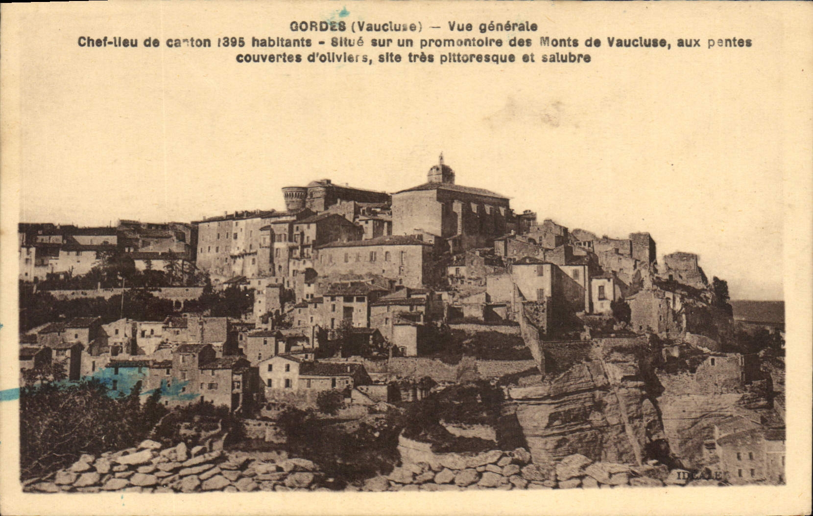 CPA Gordes Vaucluse Vue generale Situe sur un promontoire des Monts de Vaucluse aux pentes couvertes