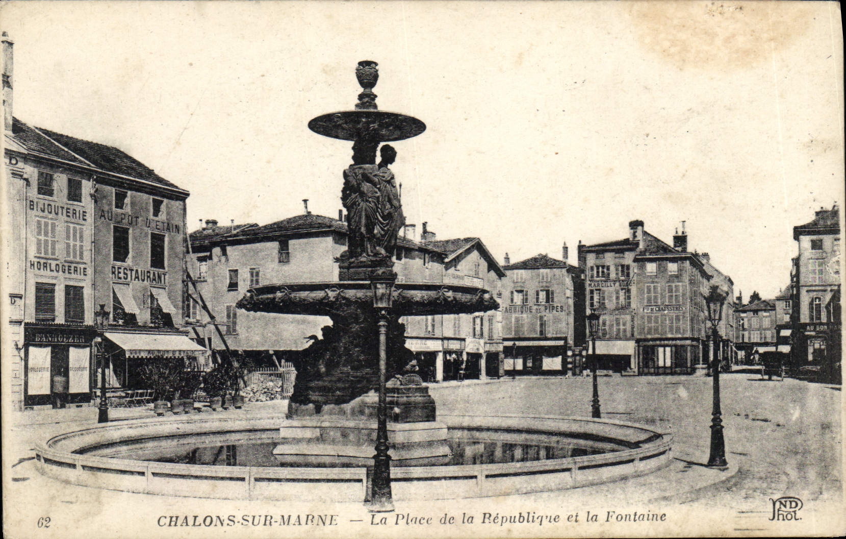 Chalons-sur-Marne — La Place de la République et la Fontaine — NDH phot.