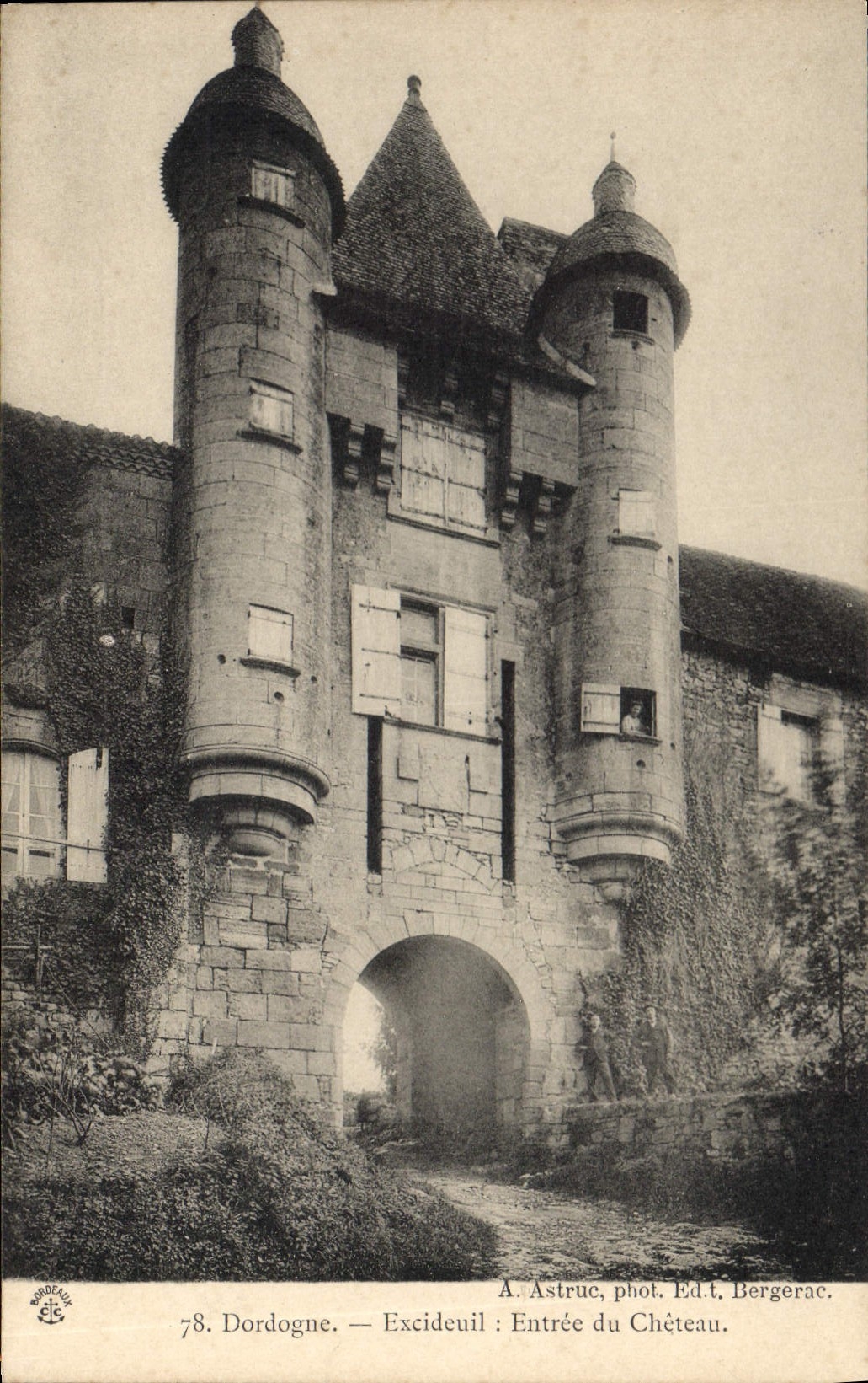 Excideuil : Entrée du Château — Dordogne — A. Astruc, phot. Ed.t. Bergerac
