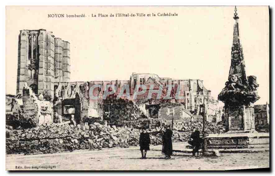 CPA Noyon bombarde La Place de l'Hotel de Ville et la Cathedrale 