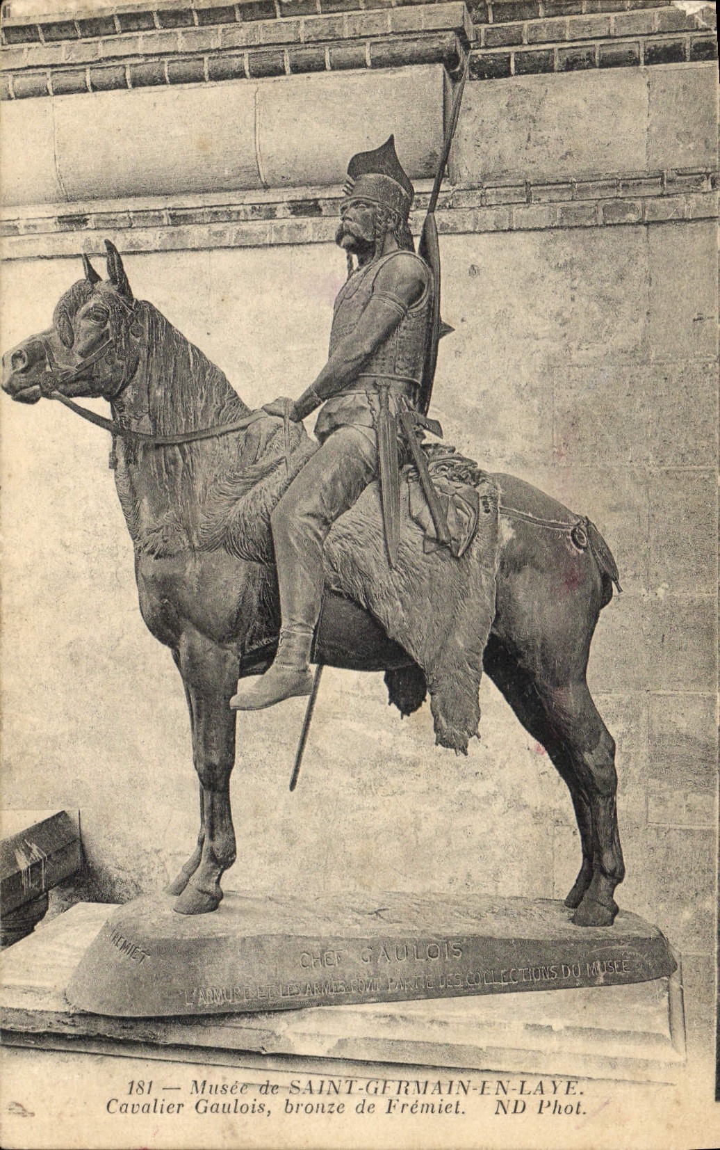 Cavalier Gaulois — statue en bronze au Musée de Saint-Germain-en-Laye — ND Phot.