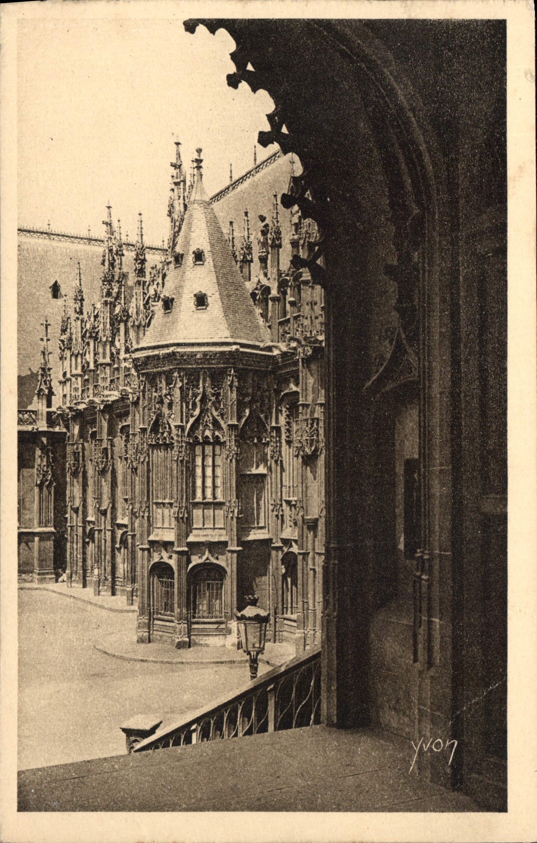 CPA La Douce France Rouen Detail du Palais de Justice 