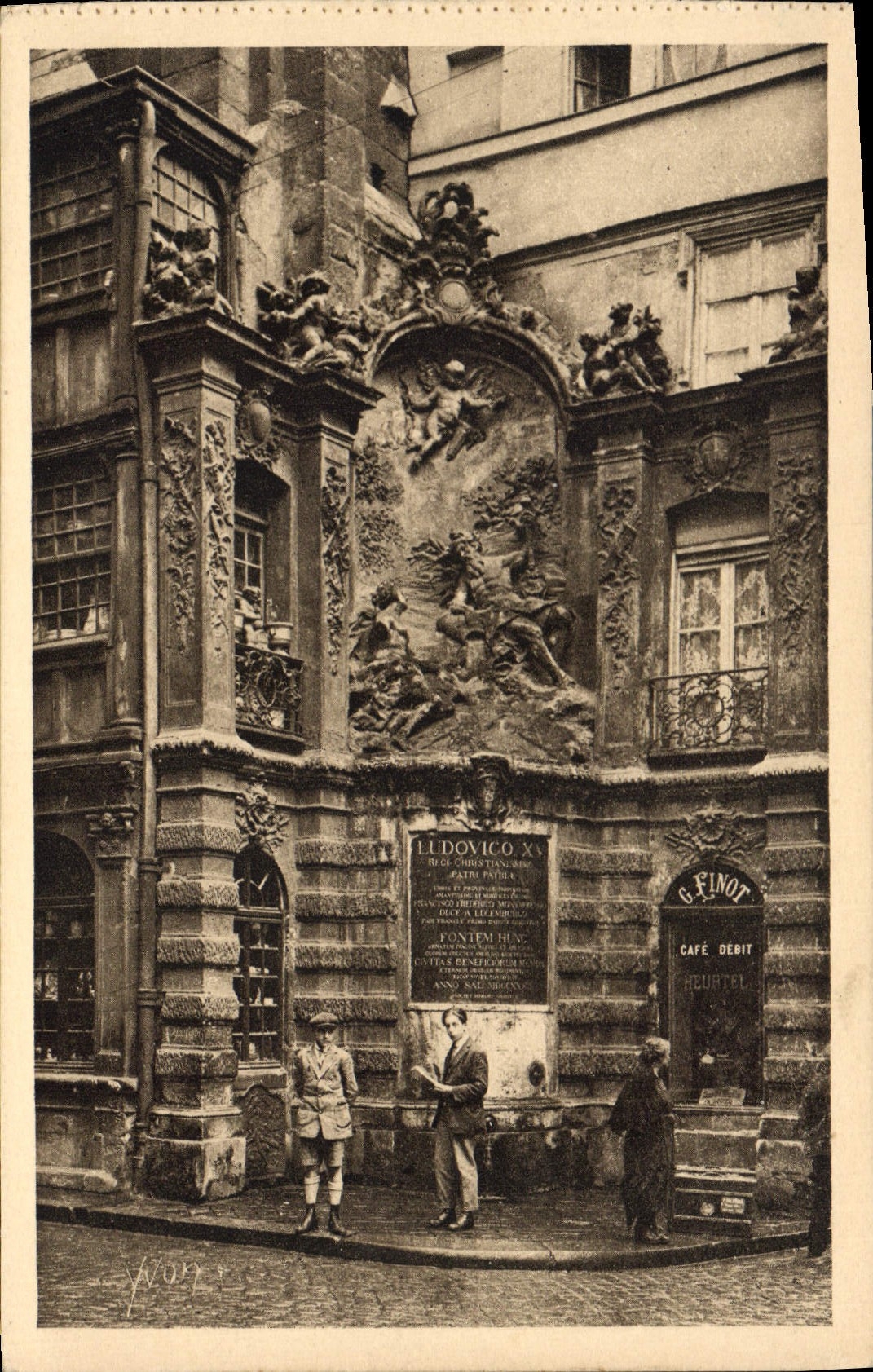 CPA La Douce France Rouen Fontaine monumentale Rue de la Grosse Horloge 