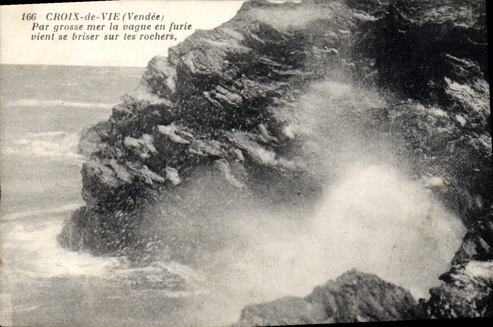 CROIX-de-VIE (Vendée) — Vague en furie se brisant sur les rochers — N.P. Épîtres