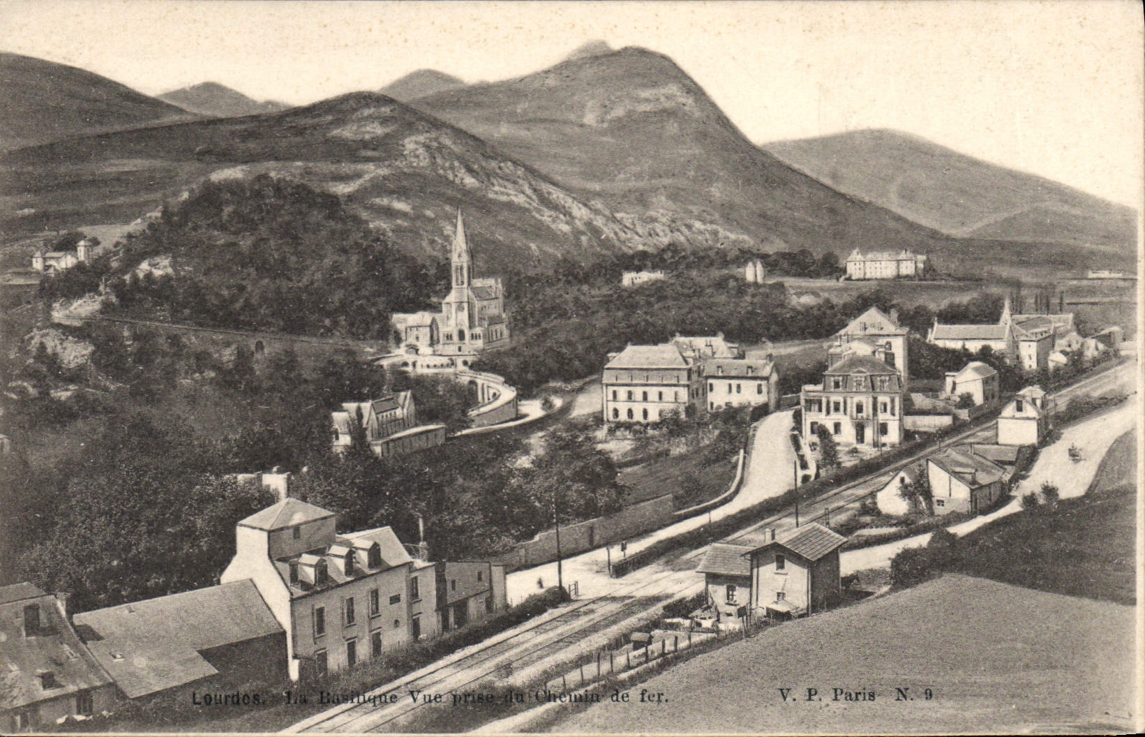 CPA Lourdes La Basilique Vue prise du Chemin de fer  