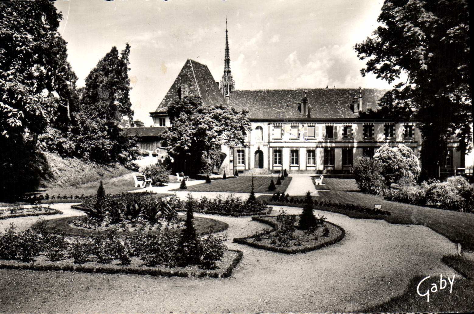 Conches (Eure) — L'Hôtel de Ville et le Jardin Public — Éditions Gaby
