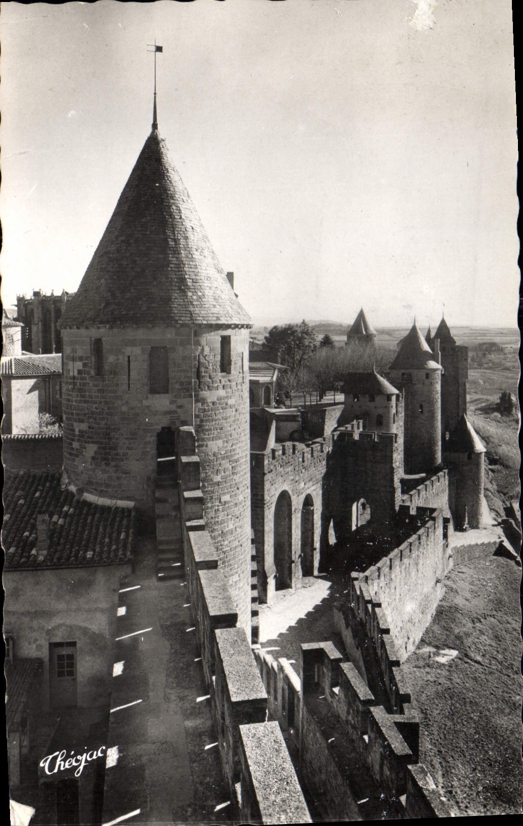 CPA Cite de Carcassonne Aude la Tour de Justee de Saint Locis et les defensec de la Porte d'Aude l