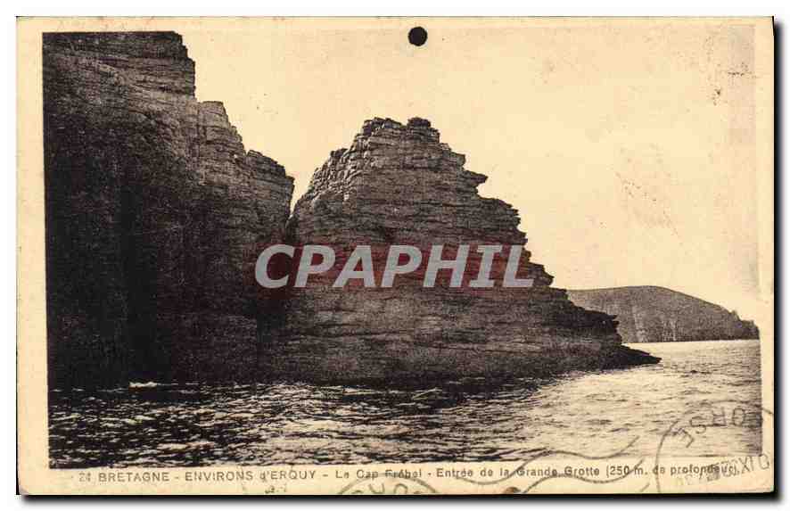 Bretagne - Environs d'Erquy - Le Cap Frébail - Entrée de la Grande Grotte (250 m. de profondeur)