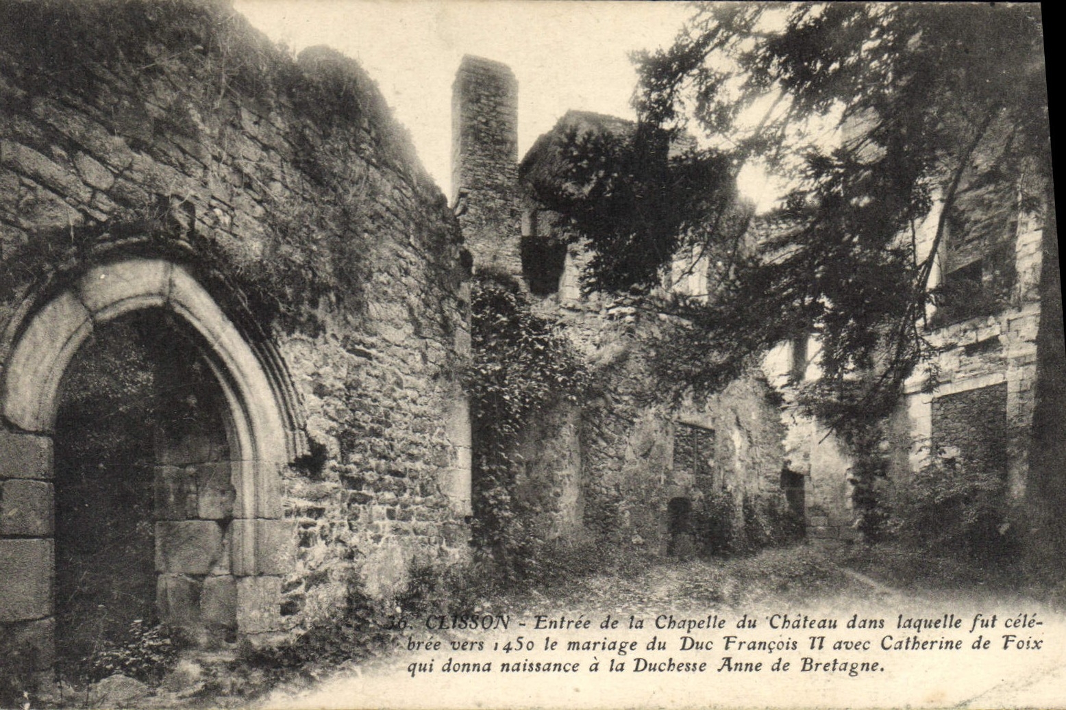 CPA Clisson Entree de la Chapelle du Chateau dans laquelle fut celebree 