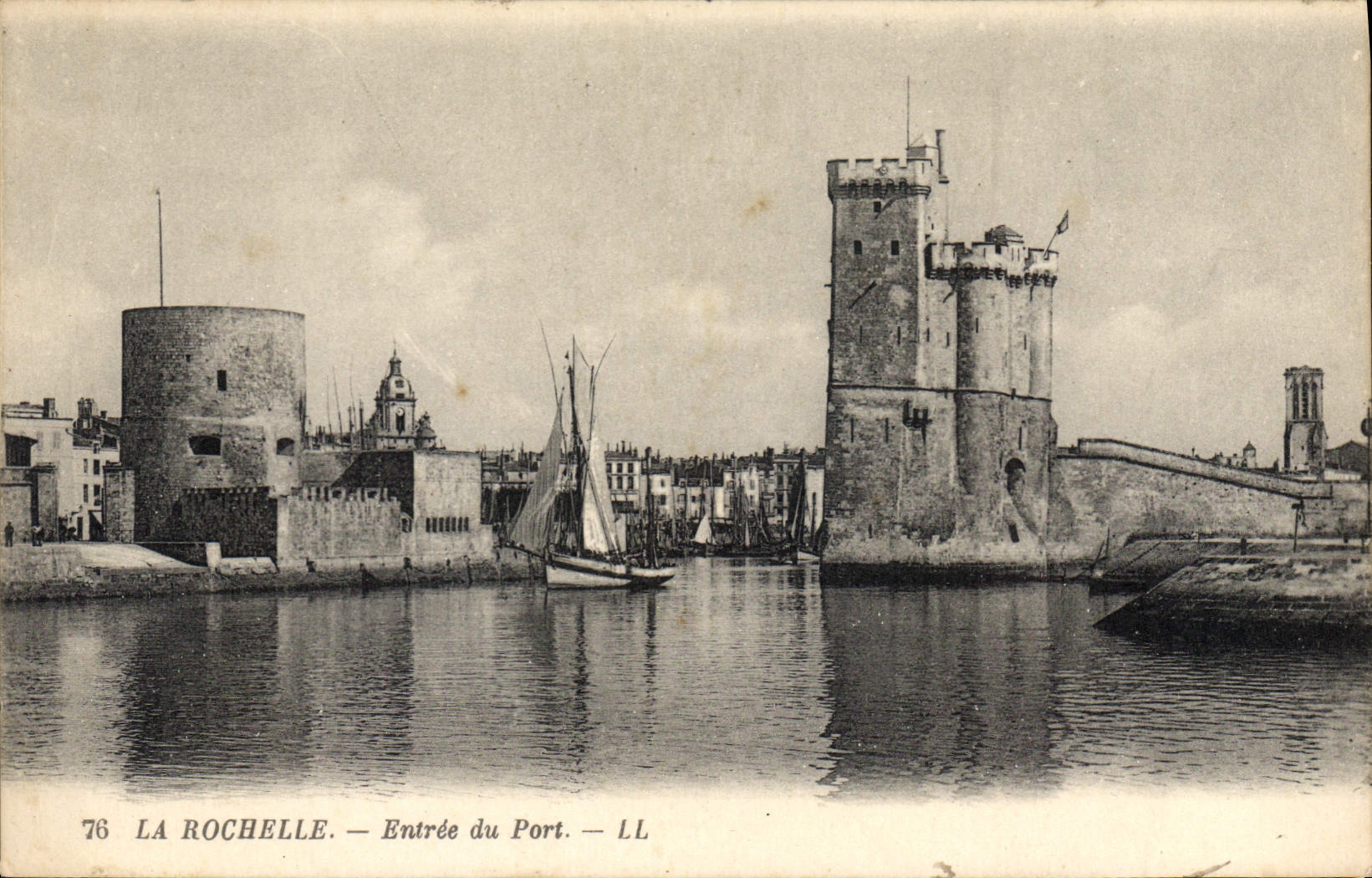 CPA La Rochelle Entree du Port 
