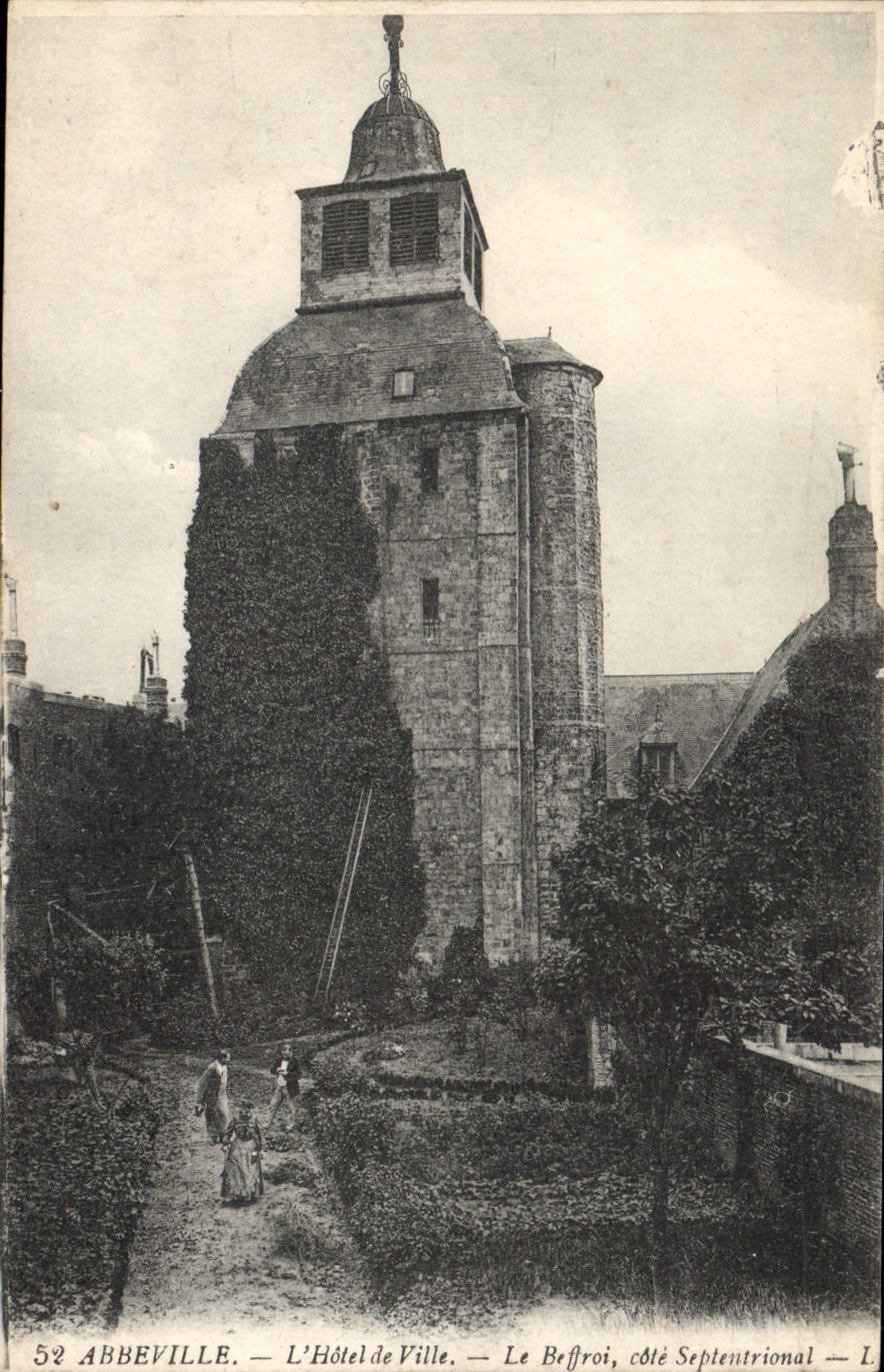 CPA Abbeville l'Hotel de Ville Le Beffroi cote Septentrional 
