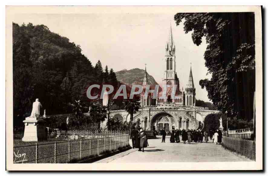 CPA Lourdes La Basilique et la Vierge couronnee 