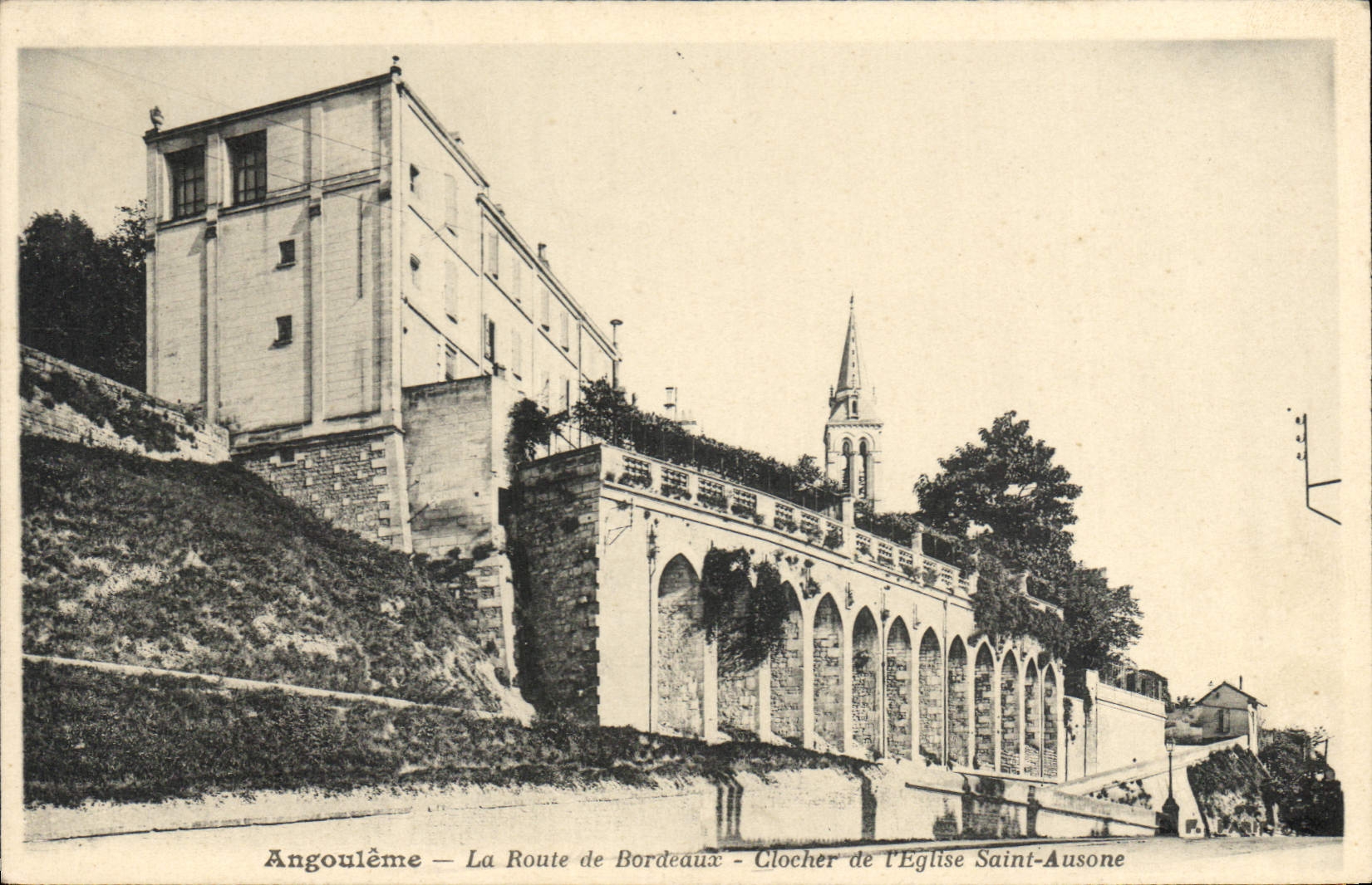 CPA Angouleme La Route de Bordeaux Clocher de l'Eglise Saint Ausone 