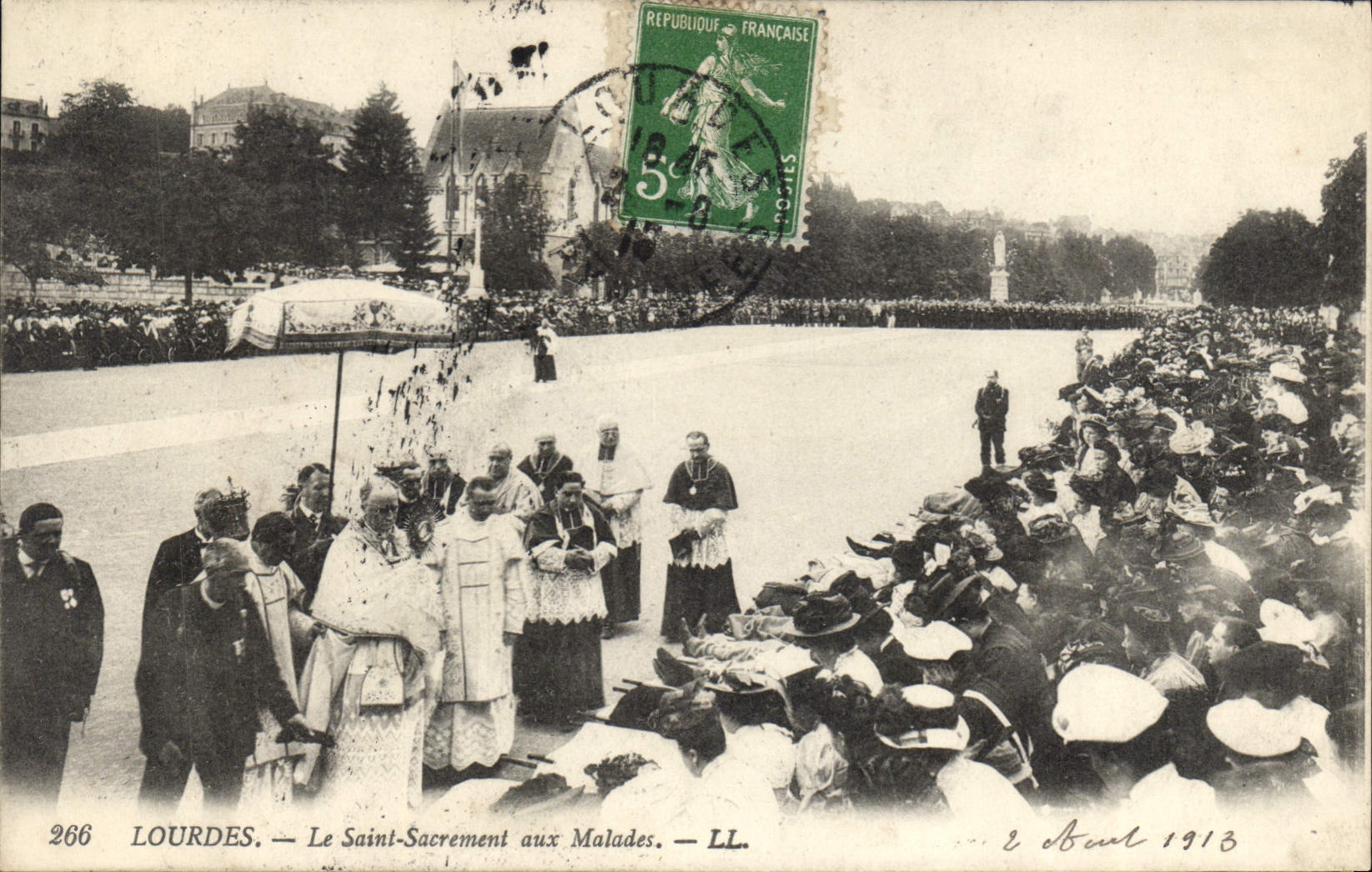CPA Lourdes Le Saint Sacrement aux Malades 