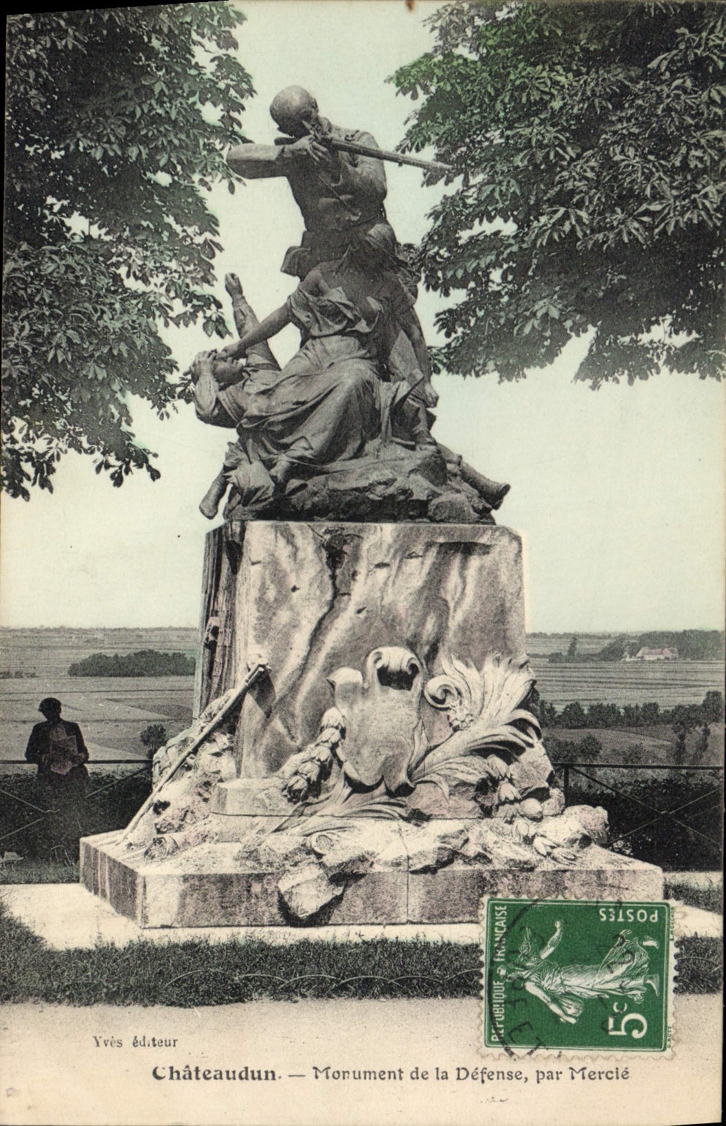 CPA Chateaudun Monument de la Defense par Merie 
