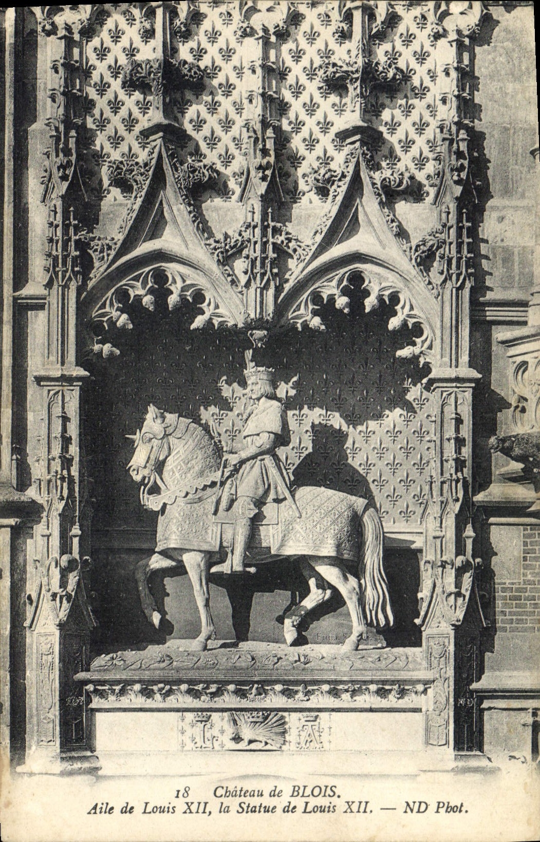 CPA Chateau de Blois Aile de Louis XII la statue de Louis XII 