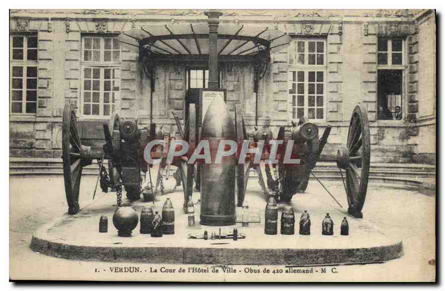 Verdun - La Cour de l'Hôtel de Ville - Obus de 420 allemand - M. C.
