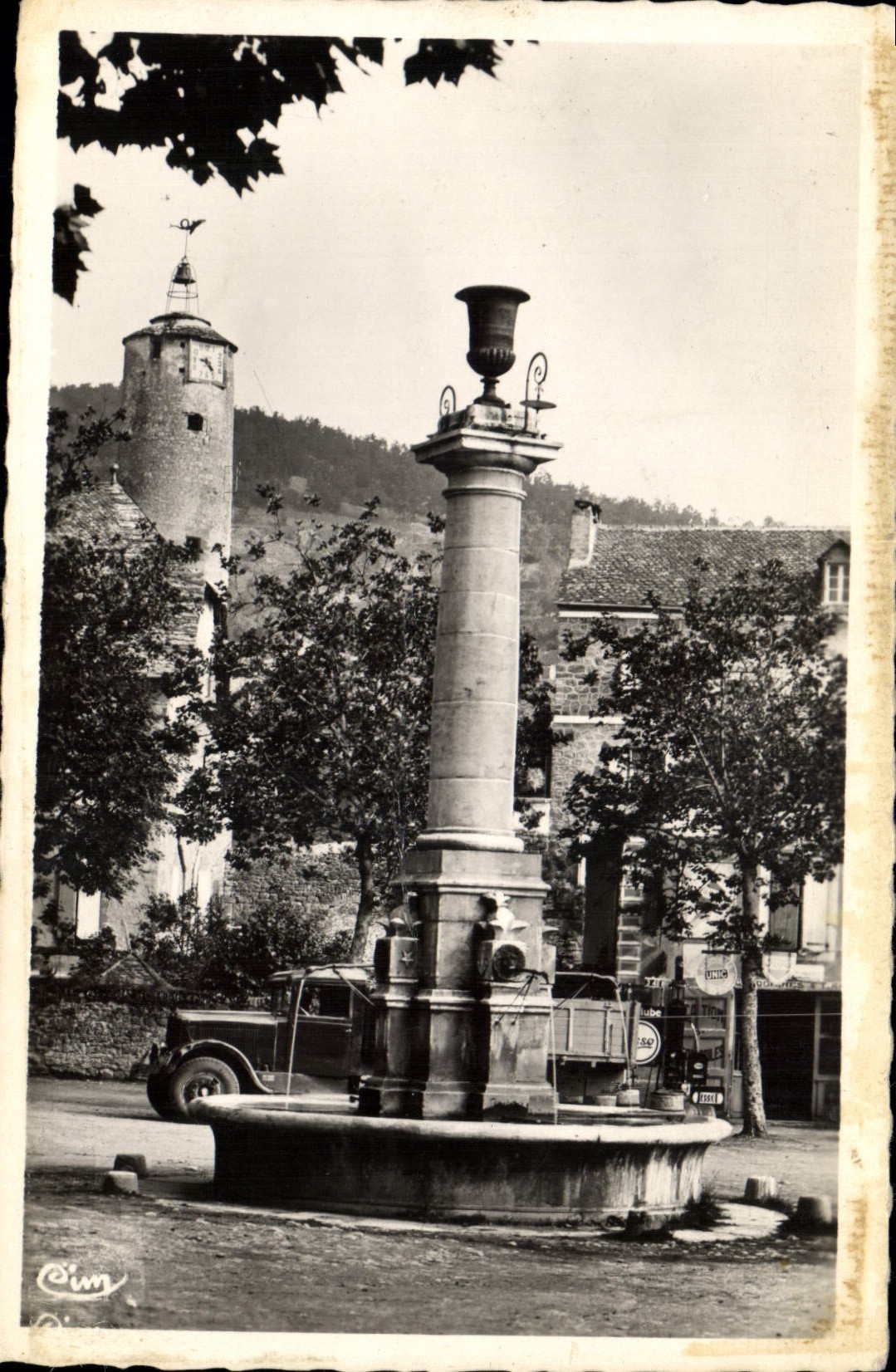 CPA La Canourgue Lozere la Fontaine et la Tour Place du Pre Commun 
