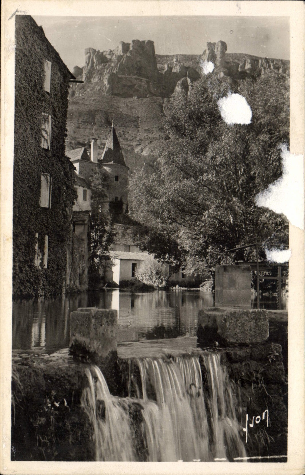 CPA Florac Lozere le rocher de Rochefort et la chute du Pecher 