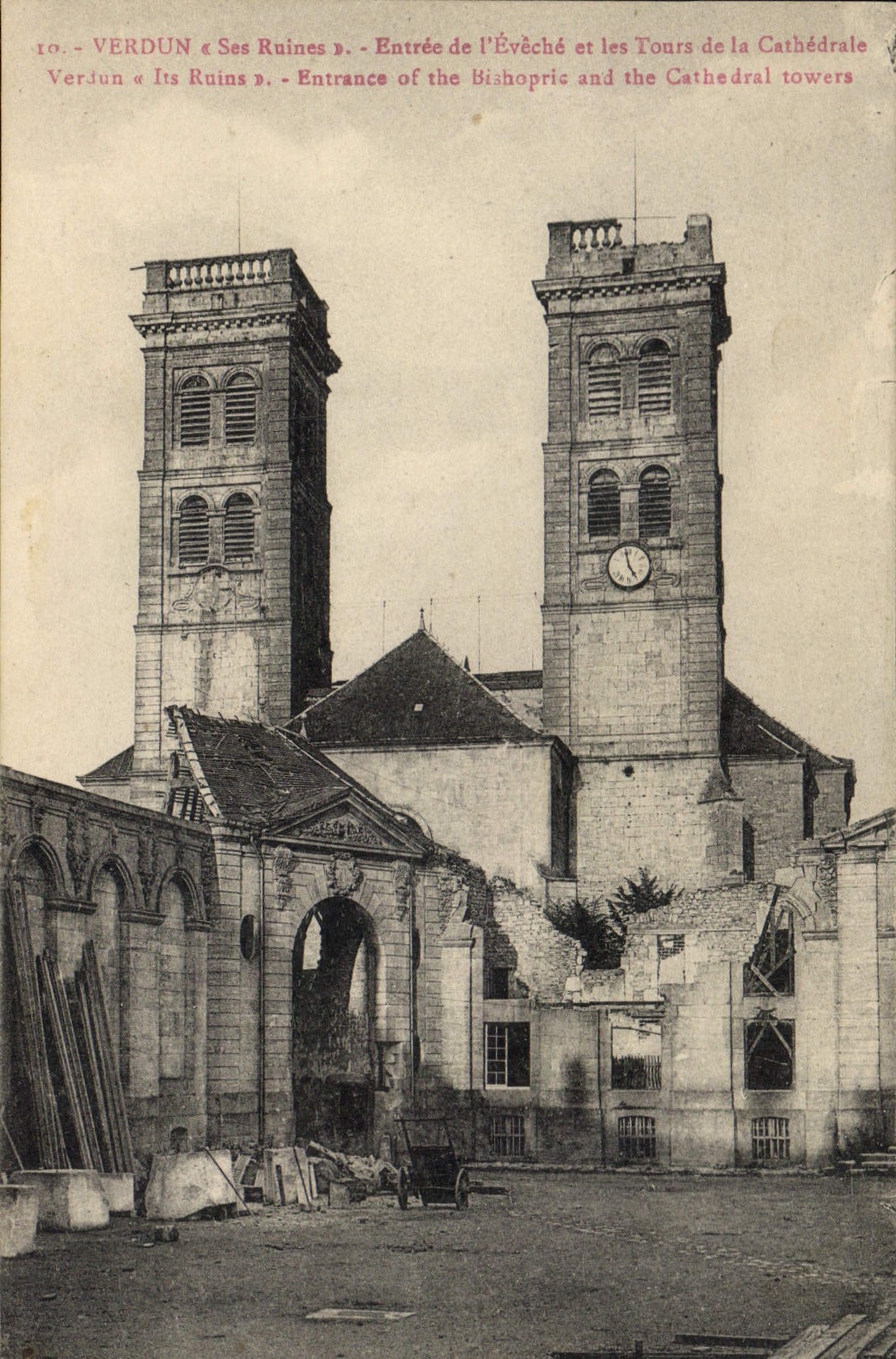 Verdun — Ses Ruines — Entrée de l'Évêché et les Tours de la Cathédrale