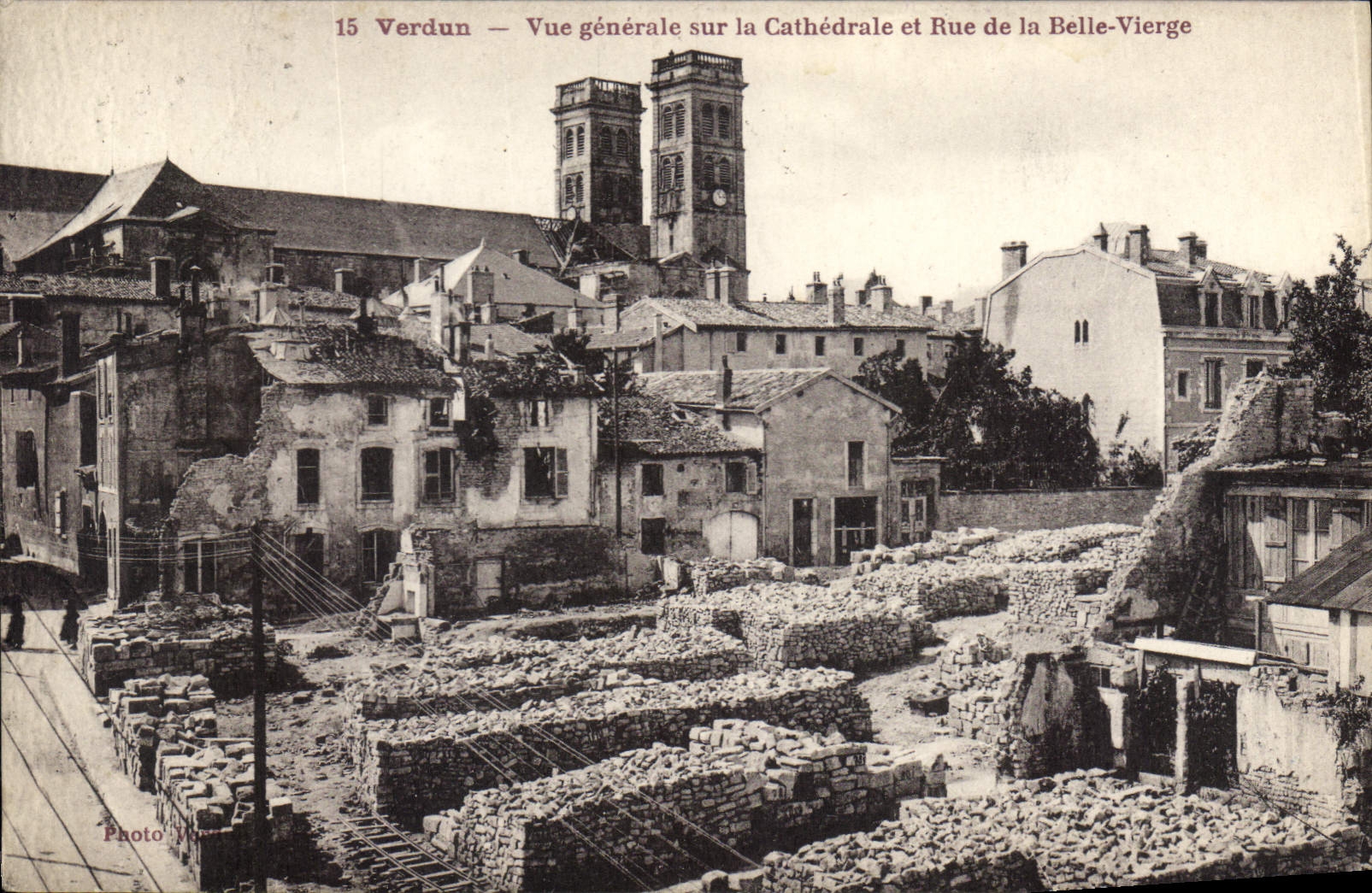 Verdun — Vue générale sur la Cathédrale et Rue de la Belle-Vierge — Photo Y