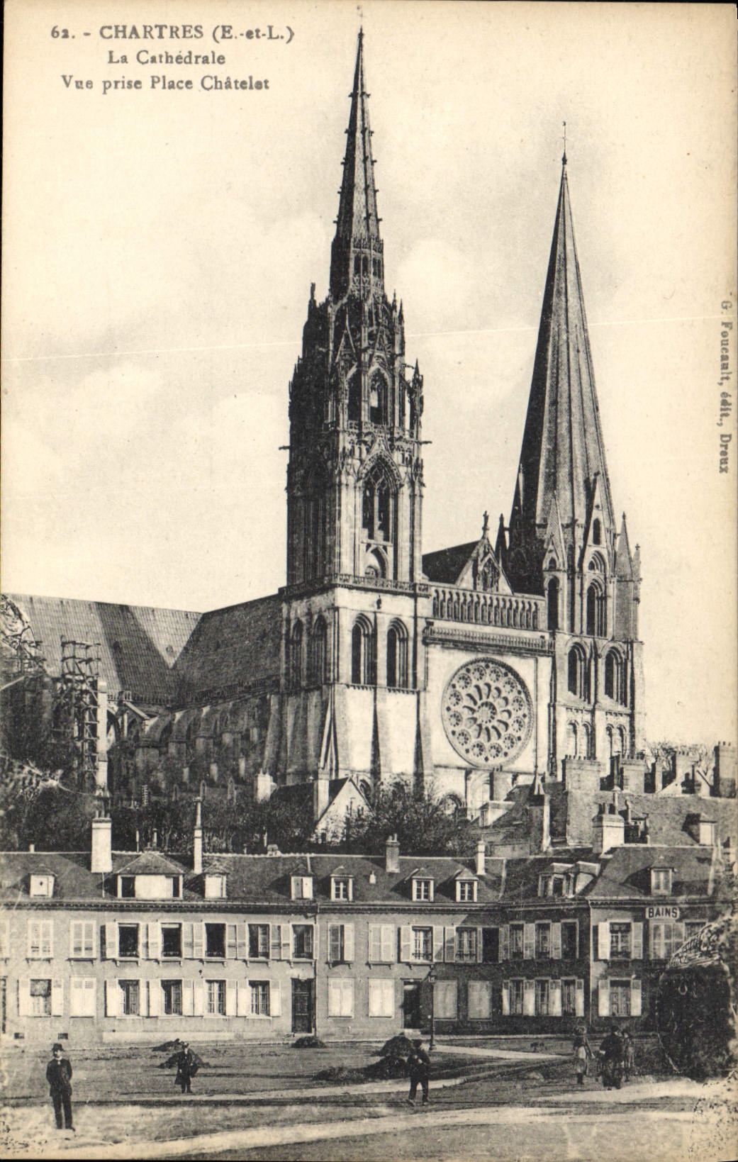 CPA Chartres E et L la Cathedrale vue prise place Chatelet 