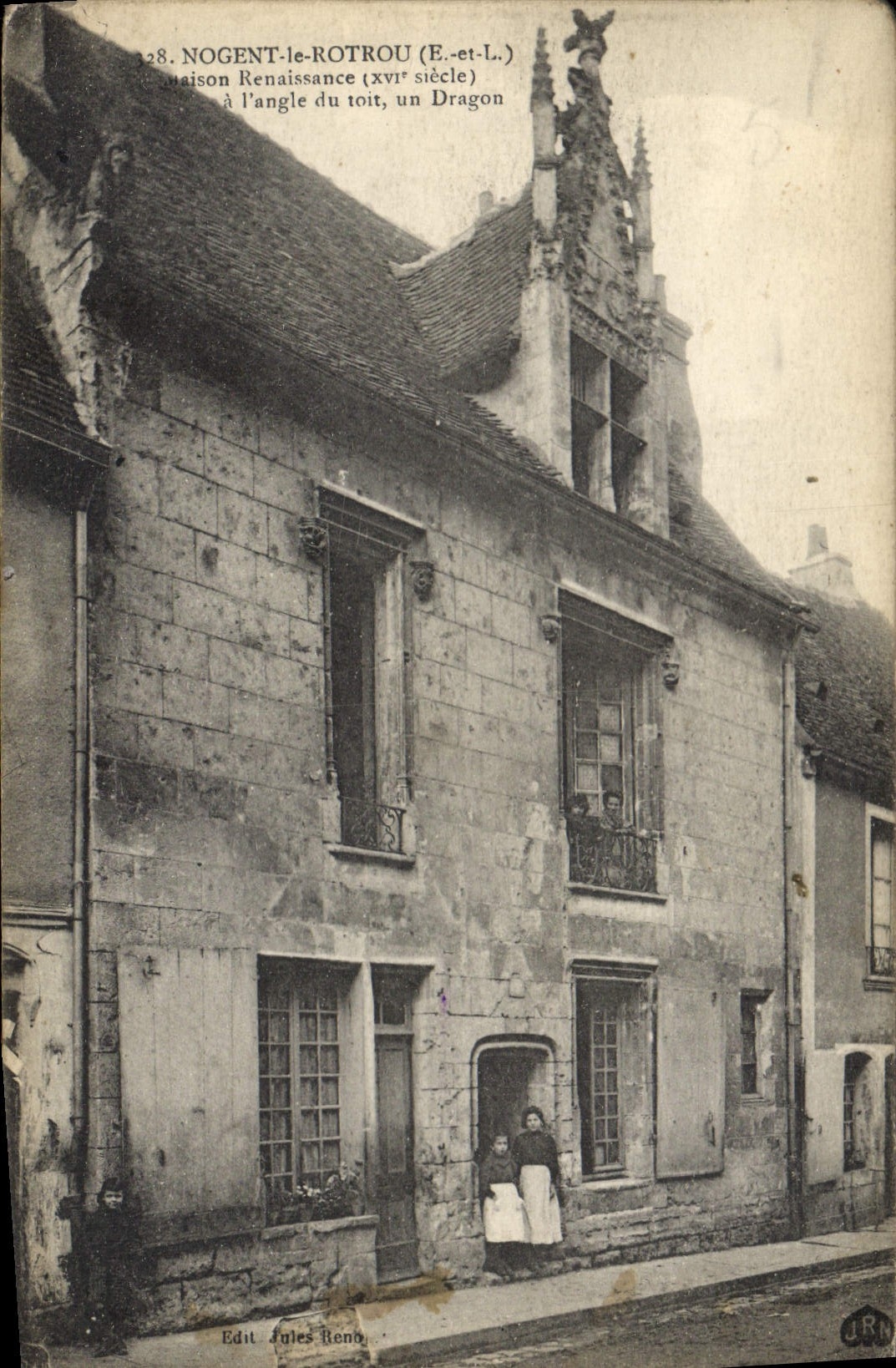 Nogent-le-Rotrou (E.-et-L.) — Maison Renaissance (xvi<sup>ème</sup> siècle) à l'angle du toit, un Dragon — Edit. Jules Reno