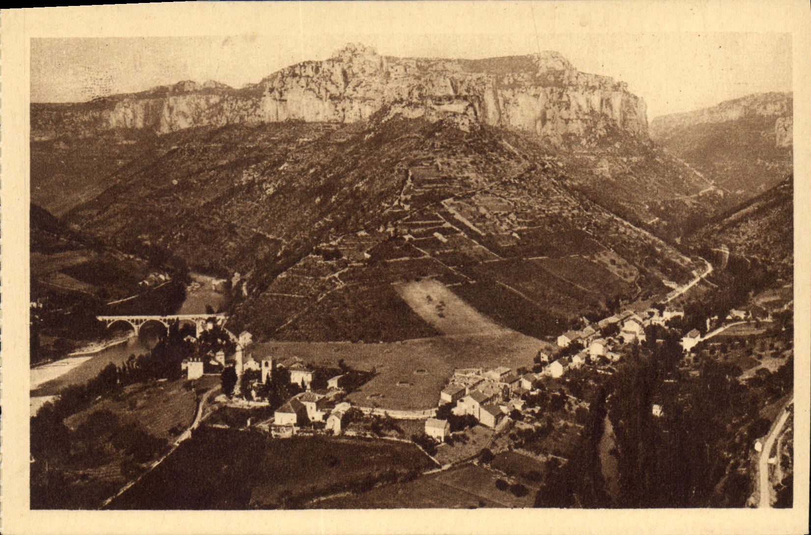 Les Gorges du Tarn et les Rochers du Causse Méjean — Panorama — Éditeur Lévy et Neubruein, Paris