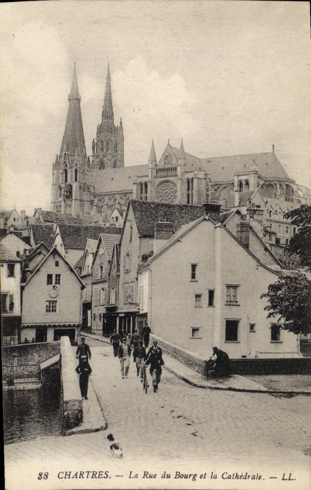 Chartres — La Rue du Bourg et la Cathédrale — LL. — n°88