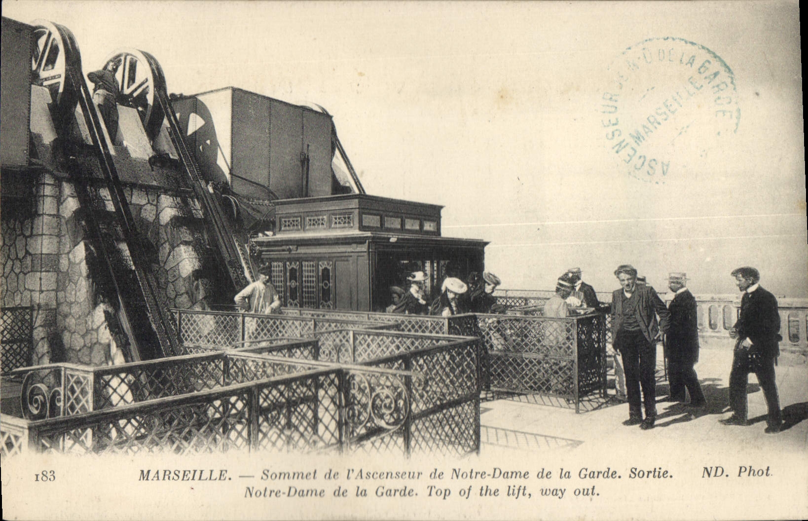 Marsella — Cima del ascensor de Notre-Dame de la Garde. Salida. ND. Fot.