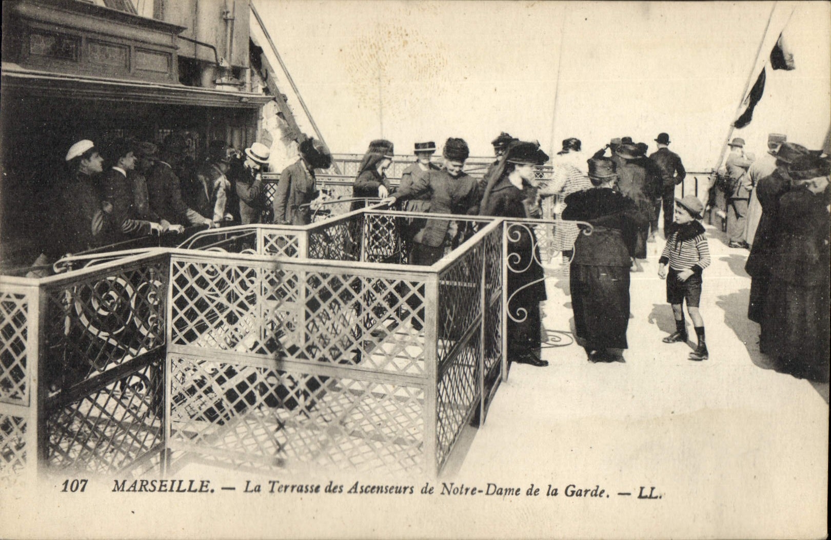 Marseille — La Terrasse des Ascenseurs de Notre-Dame de la Garde — LL. — N° 107